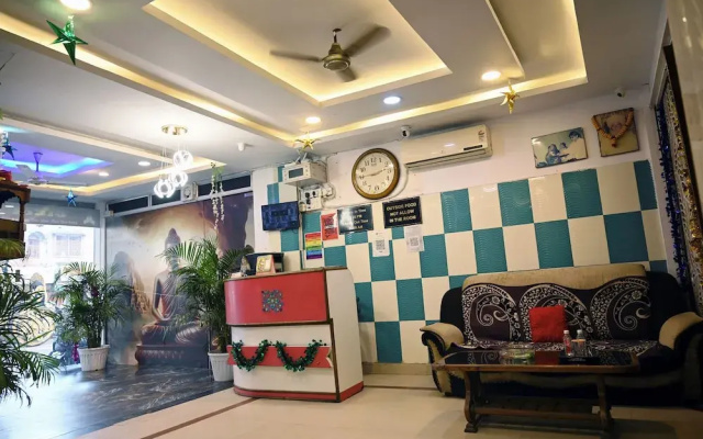 OYO Flagship Hotel Moon Palace Near Sahara Ganj Mall
