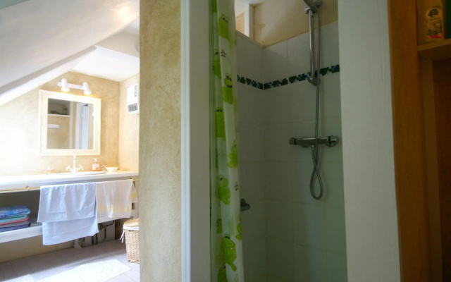 Cosy holiday home with terrace and garden near Quimperlé.