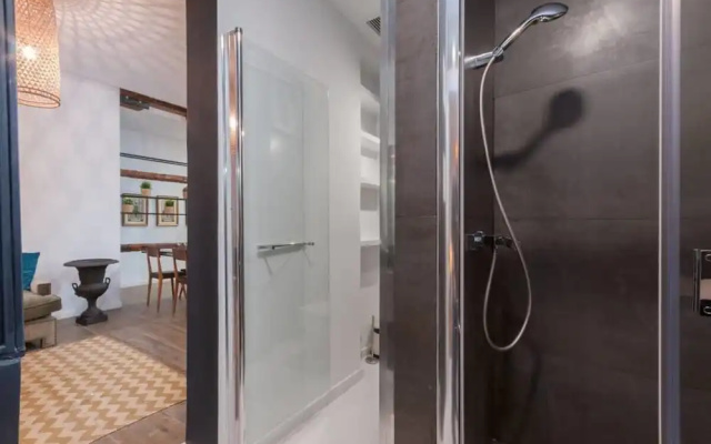 Spacious Designer Two Bed Apartment in Malasaña