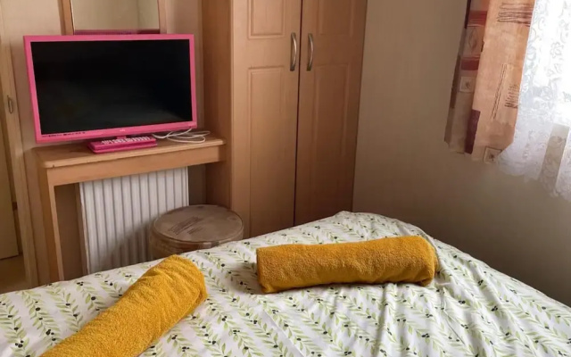 Cozy Camber Caravan 3 Bedroom Retreat With Decking