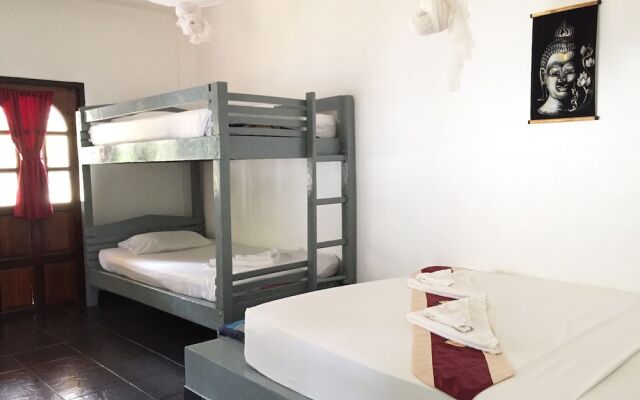 Отель Papillon Bungalows Ланта комната для гостей