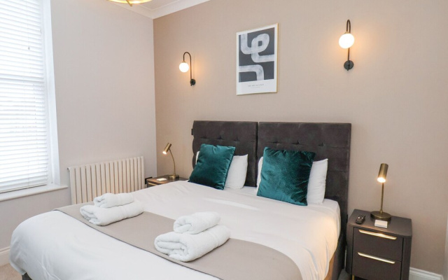 The Salisbury Sleeps 4 Classic Apartment
