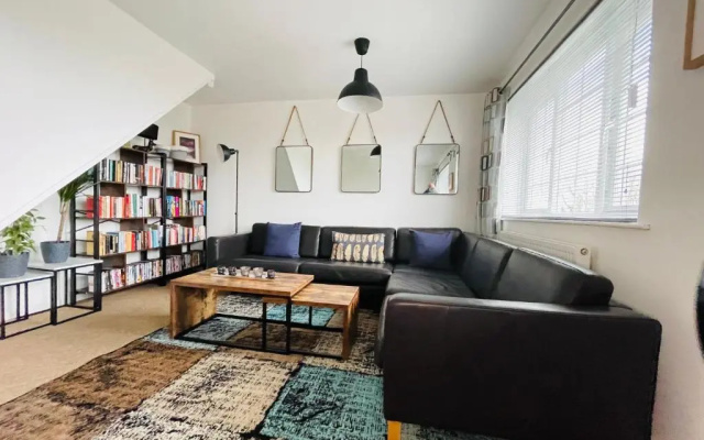 Cheerful 5-Bedroom with Free Parking (Adults Only)