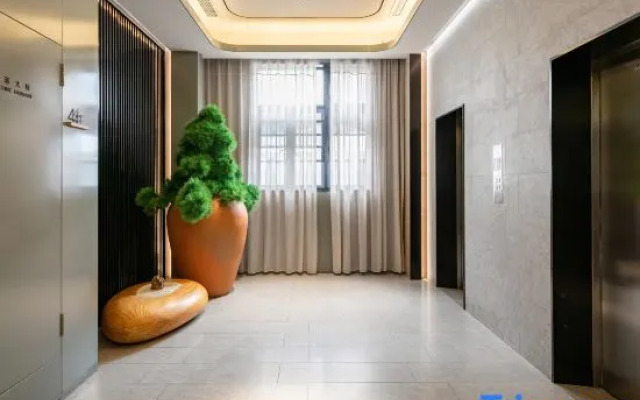 Sushi Light Luxury Hotel (Shanghai Bund Chenghuang Temple Branch)