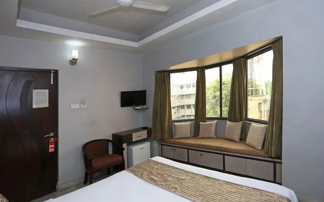 OYO 3063 Crystal Residency