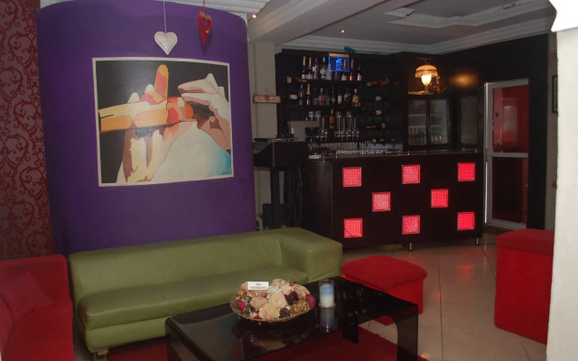 Dcove Hotel & Suites