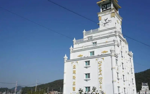 Goodstay Opera Motel