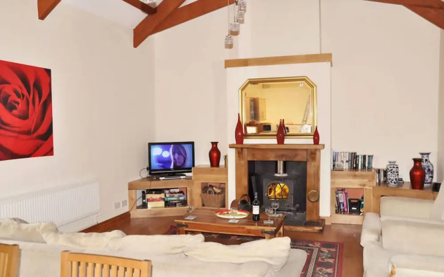 Charming barn conversion with wood burner near Looe