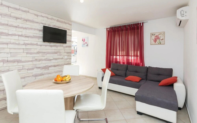 Amazing Home in Sukosan with Hot Tub, WiFi & 2 Bedrooms