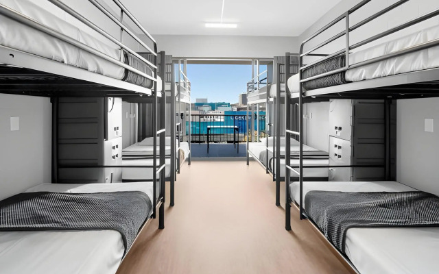 Gilligan's Backpackers Hotel & Resort