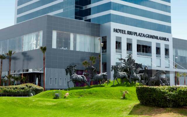 Hotel Riu Plaza Guadalajara вид на фасад