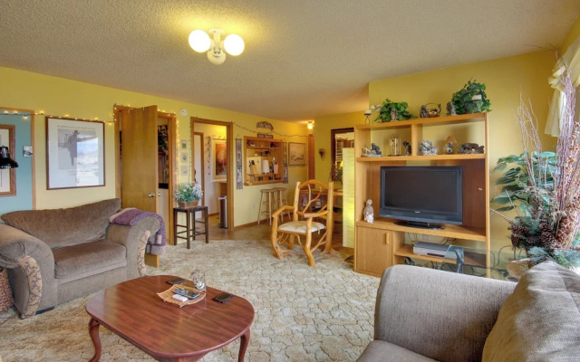 Yellowstone Country Retreat: Stunning Views!