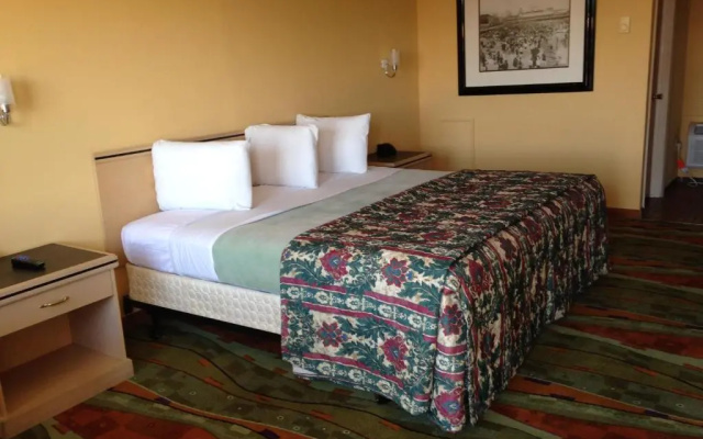 Super 8 by Wyndham Hazleton