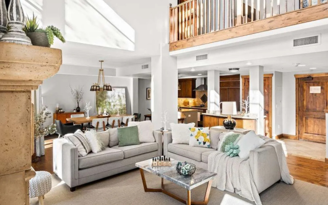 Calming Canyons Ski-in/ski-out Luxe Penthouse