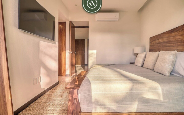 Luxury 2 BR Condo Near Golf Courses and Marina