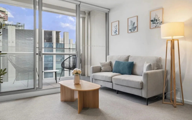 Marina-view 1-bed Apartment in Docklands