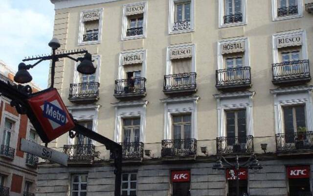 Отель Hostal Riesco вид на фасад