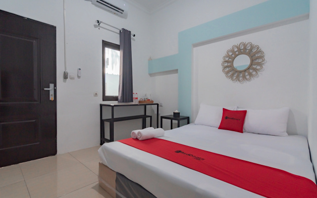 RedDoorz @ Jalan Otista Karawang