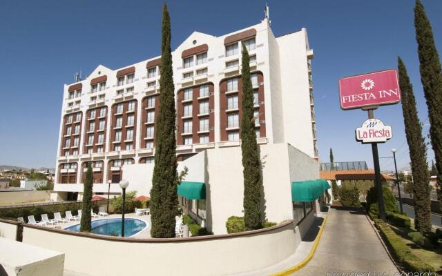 Отель Fiesta Inn Chihuahua вид на фасад