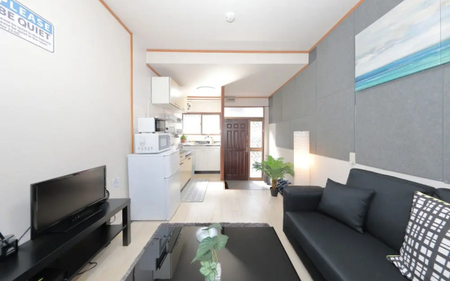 Namba East House01