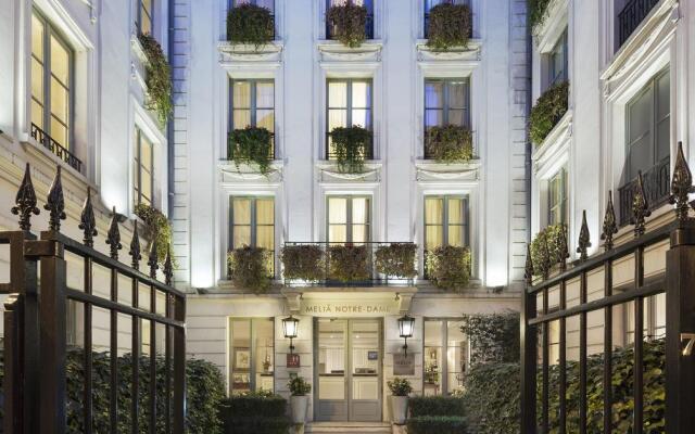 Отель Melia Paris Notre-Dame вид на фасад
