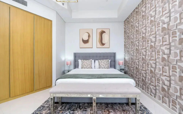 Lux BnB Aykon Tower Skyline Views