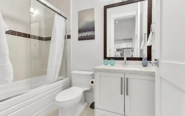 Vancouver West Cozy Retreat by Host Launch
