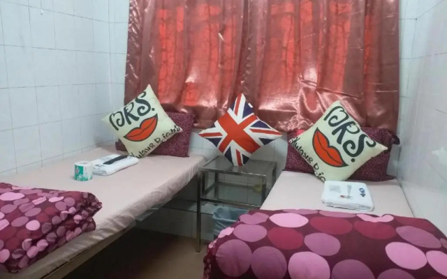 Pay-Less Guest House A2