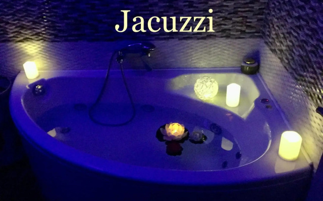 Sonias Central Jacuzzi Apartment