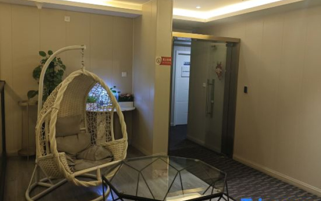 Longchen Holiday Hotel (Shanghai Weining Road Metro Station)