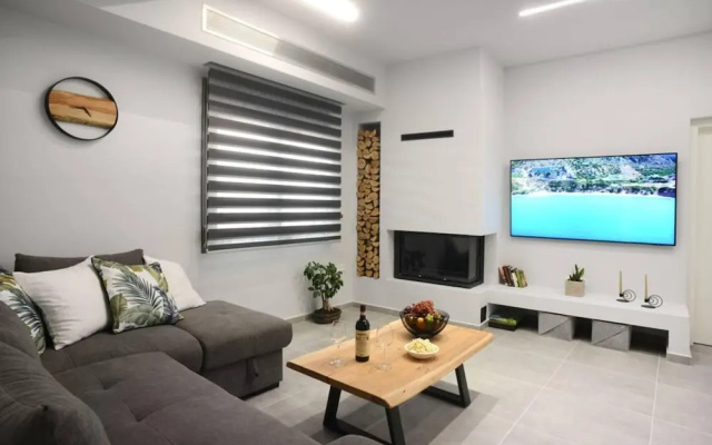 Damona 2BR Luxury Home With Garden