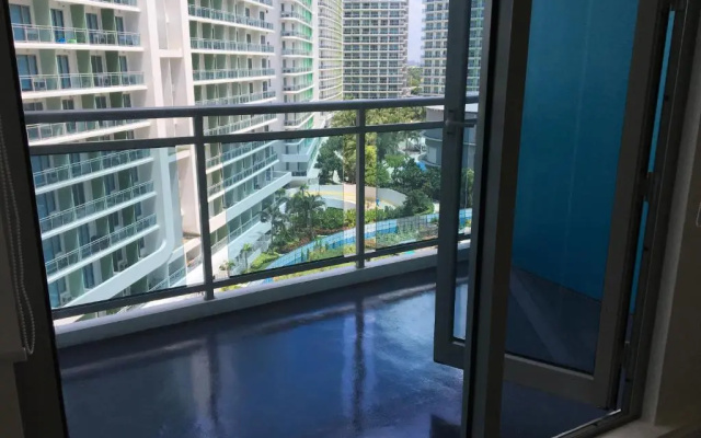 Cozy 1BR w/ Balcony at AZURE