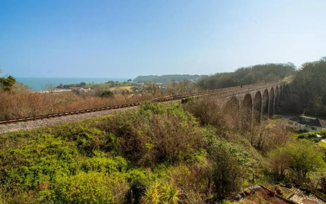 Spacious Home - Sea & Steam Train Views + Garden