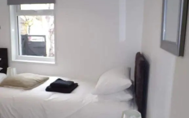 Inviting 3-Bed Apartment in Southend-On-Sea