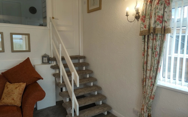 Split Level Bungalow - Sleeps4 - Close to Walks