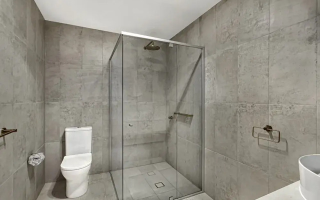 Elegantly Spacious 3-bed Unit Overlooking the Bay