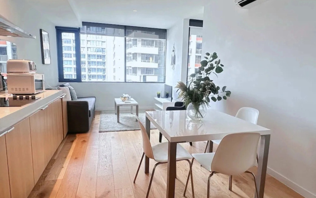 A Chic 2BR Apt Across From Southern Cross Station