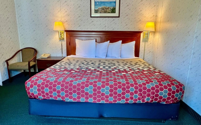 Rodeway Inn & Suites Brunswick near Hwy 1