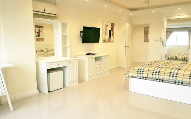 Large, Stylish 2 bed Apartment With Pool Table in Pattaya