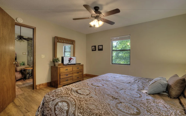 Bears Delight 320 - Three Bedroom Cabin