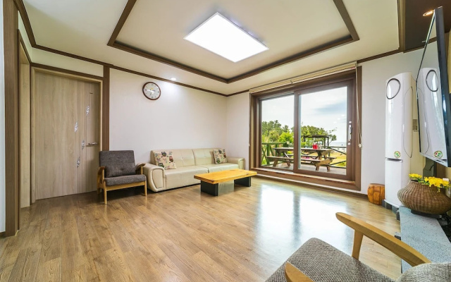Uljin Dolbit Pension(돌빛펜션민박)