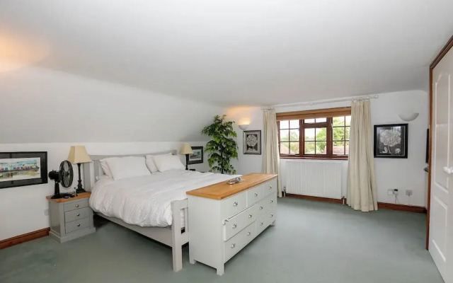 Lovely 5BD Home with Cinema & Games Room