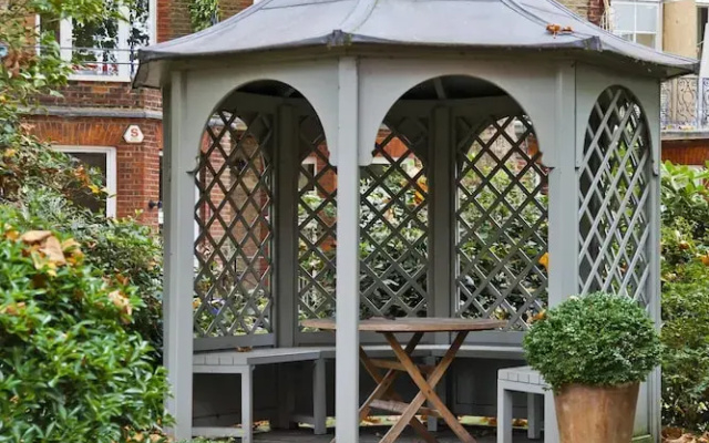 Gledhow Gardens by Onefinestay
