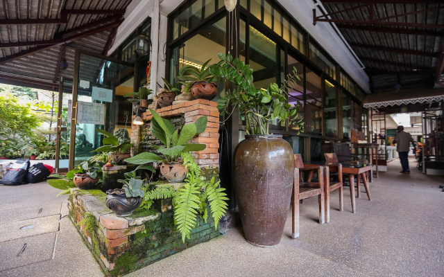 ZEN Rooms Sripoom Soi 1