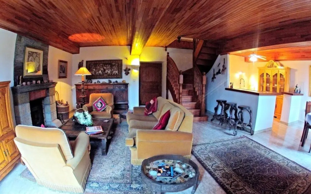 The Archeologist Home-Chateau Le Mur
