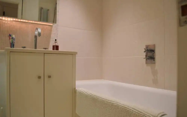 Shepherd's Bush 2 Bedroom Flat With Garden
