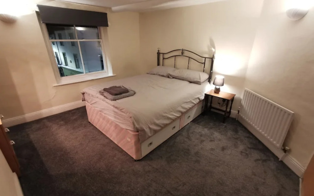 House - Sleeps up to 14 & Parking Available