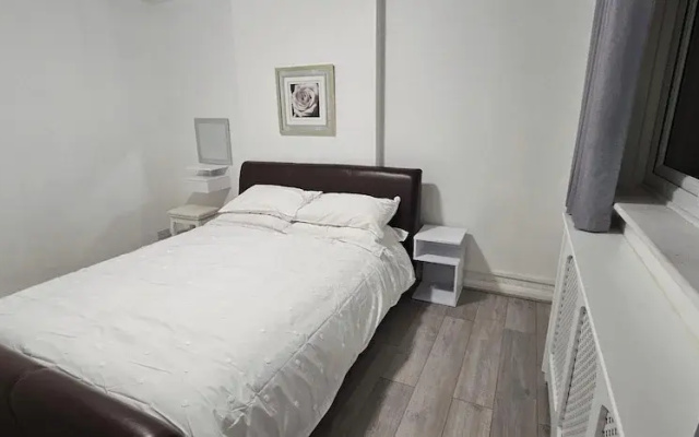 Spacious & Modern 2-bed House in Dagenham