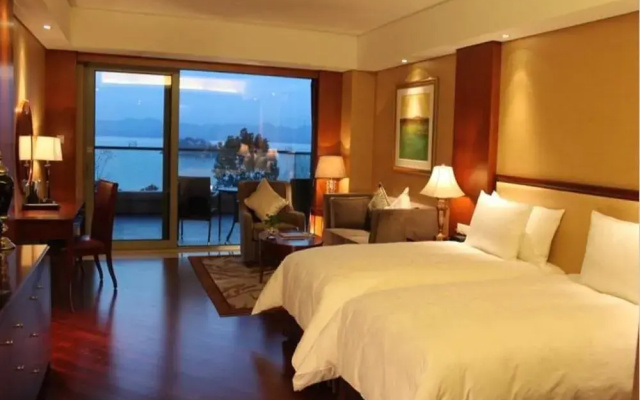 Greentown Island Lake Resort Hotel