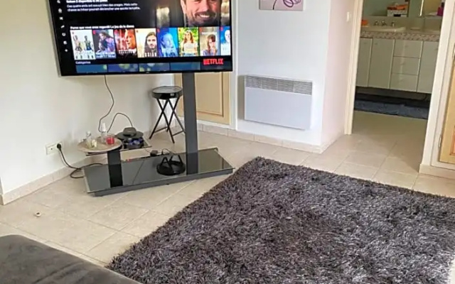 Chambre spacieuse independante dans villa plus parking privee